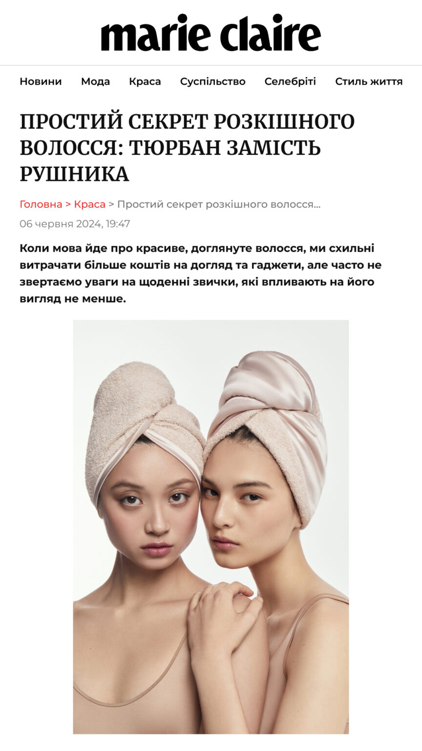 Дві жінки з рушниковими турбанами на головах позують для краси зйомки.