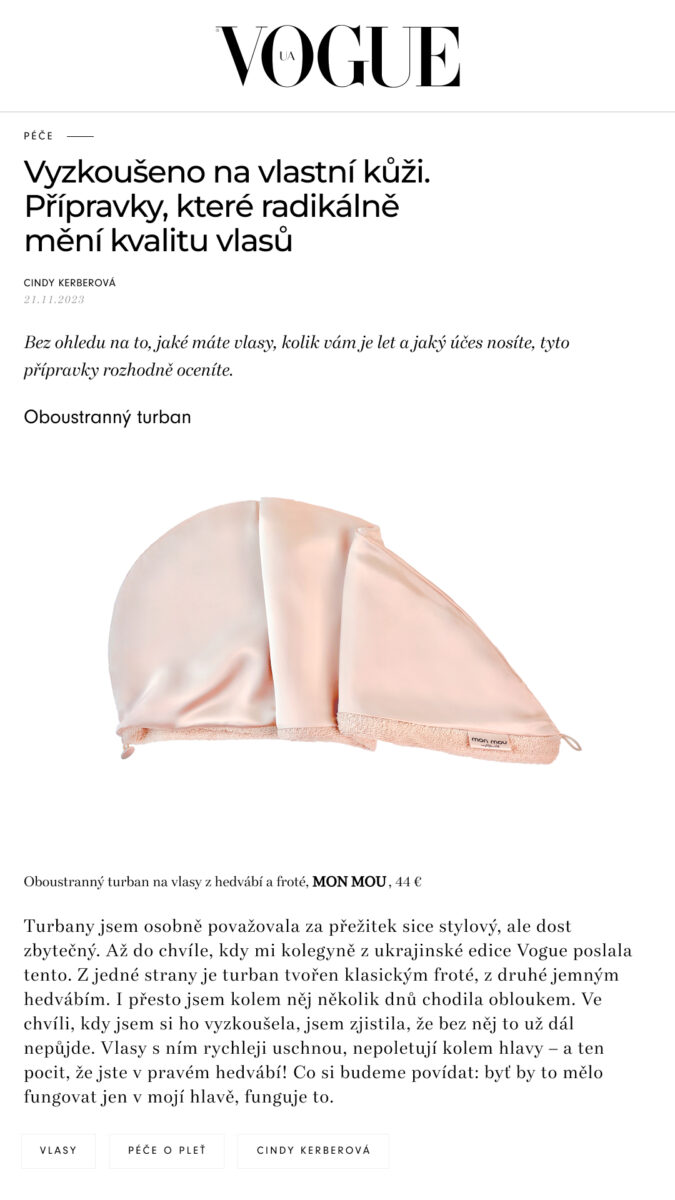 Růžový oboustranný turban na vlasy ze saténu s froté lemem, položený na bílém pozadí.